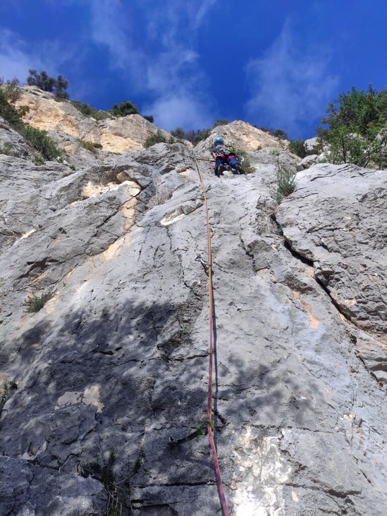 il primo tiro della via è ostico all'inizio, ma soprattutto perchè risulta un po' sporco di terra