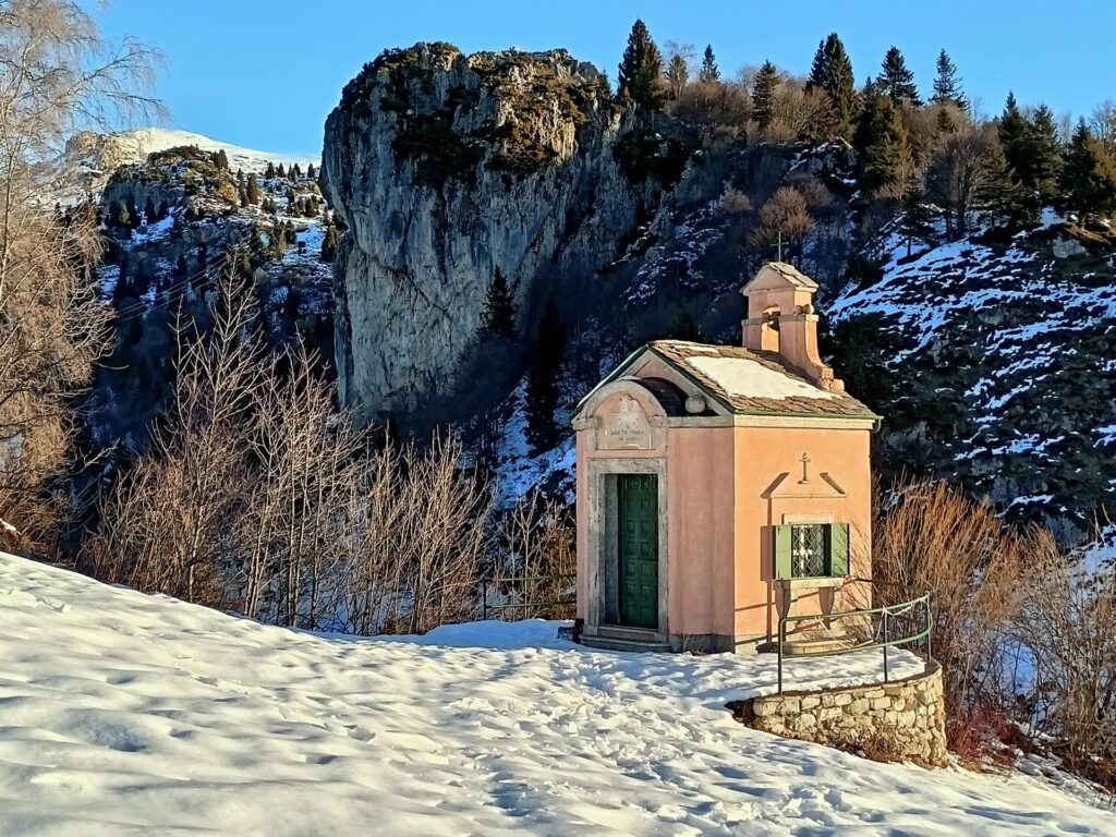 la Cappella della Madonna delle Nevi, prossima all&#039;arrivo della funivia: per andare alle Casere si scende a sinistra