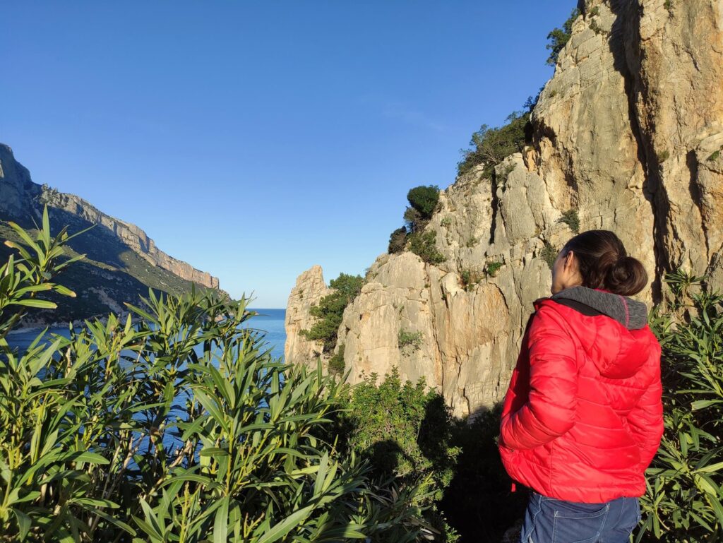 appena scesi dal traghetto, dopo un paio d'ore d'auto, non abbiamo resistito alla tentazione di "provare la roccia" della Pedra Longa