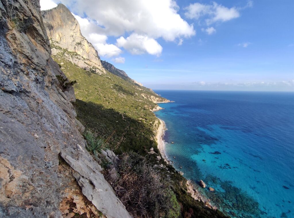 guardando verso il lato di costa protetto dalla Punta Giradili e dal Supramonte di Baunei