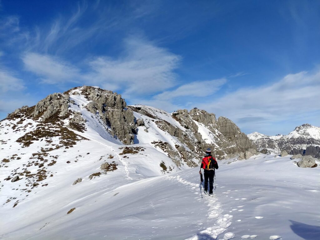 il percorso di cresta è tutto bello che tracciato: all&#039;orizzonte l&#039;affollata cima del Campelli