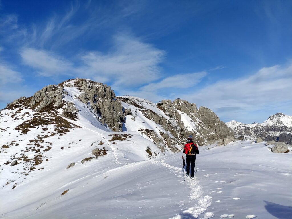 il percorso di cresta è tutto bello che tracciato: all'orizzonte l'affollata cima del Campelli