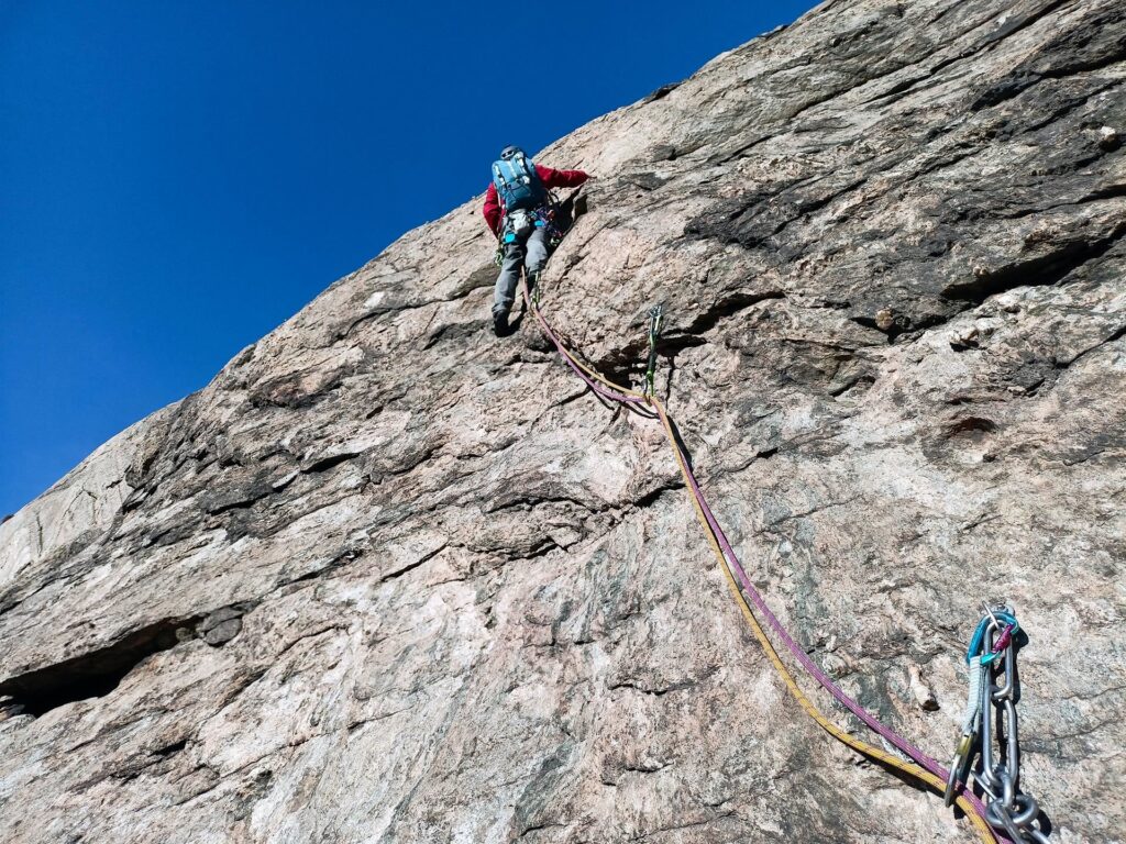 la roccia è un filo più generosa, ma la verticalità non molla