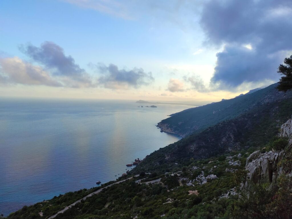 la luce dell&#039;ora che precede il tramonto, l&#039;ora della pace