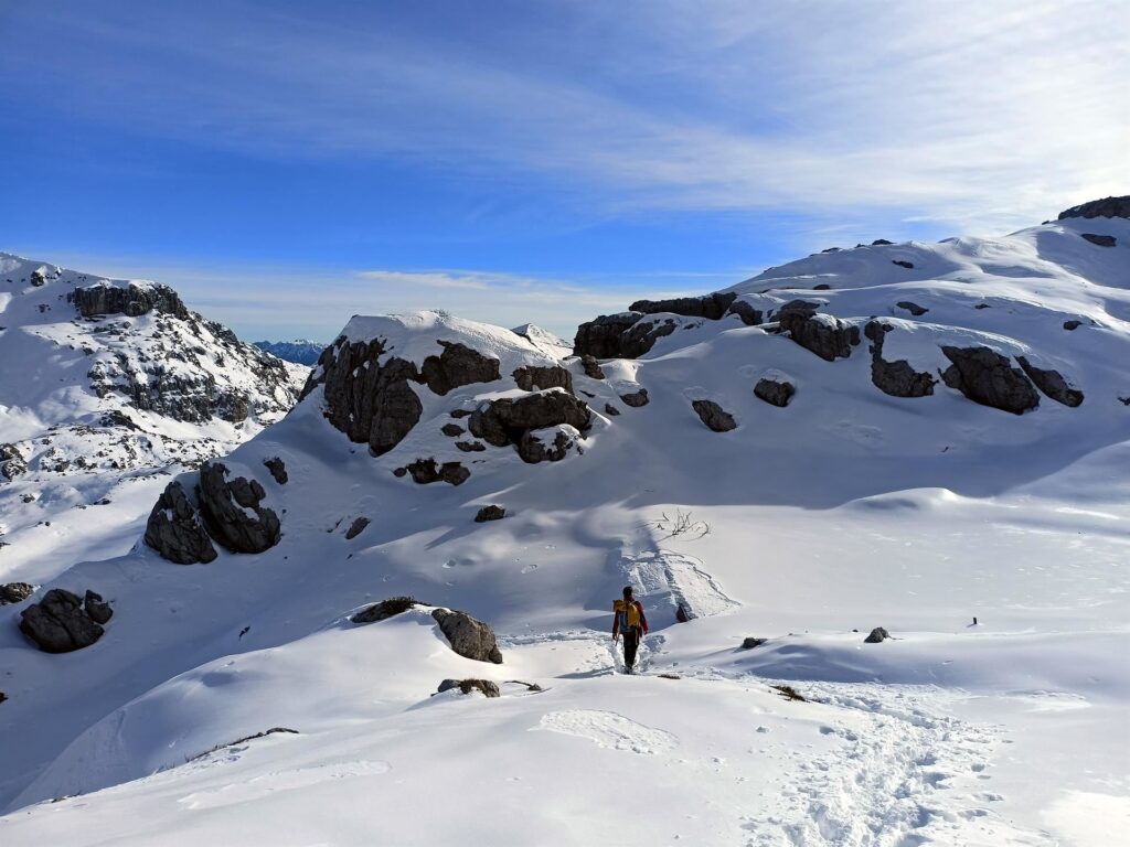 ci approssimiamo ad un bel laghetto la cui forma si intuisce sotto la neve