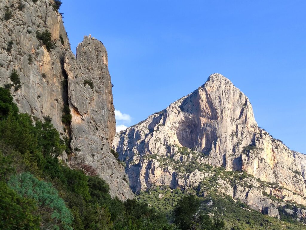 la punta Giradili, sulla quali vi sono interessanti vie d'arrampicata... e a sinistra la nostra Aguglietta