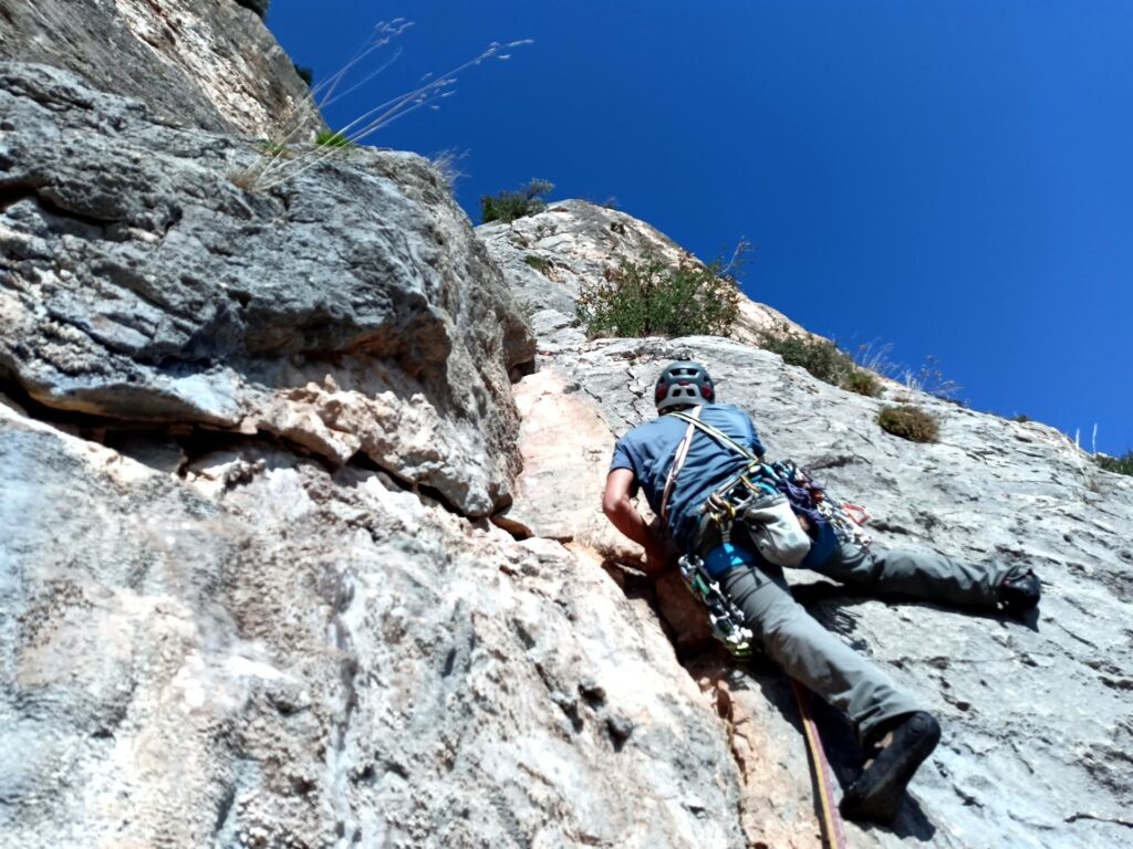 secondo tiro (tiro chiave), ma questa è la parte facile e ben chiodata: il diedro duro è sopra e dalla sosta non si vede