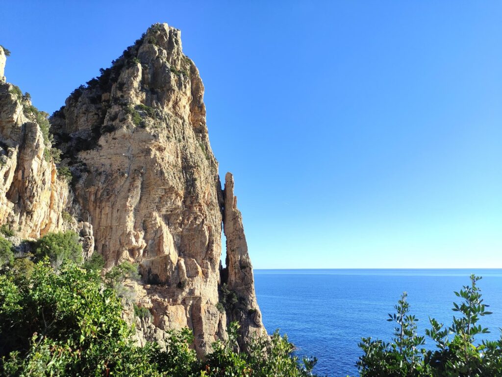 l&#039;inconfondibile profilo della Pedra Longa, su questo versante (sud) si sviluppa la Via Cromosomi Corsari