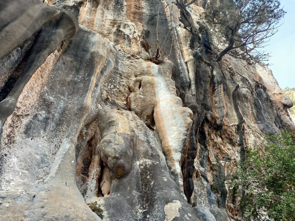 roccia modellata dal vento e dall&#039;acqua