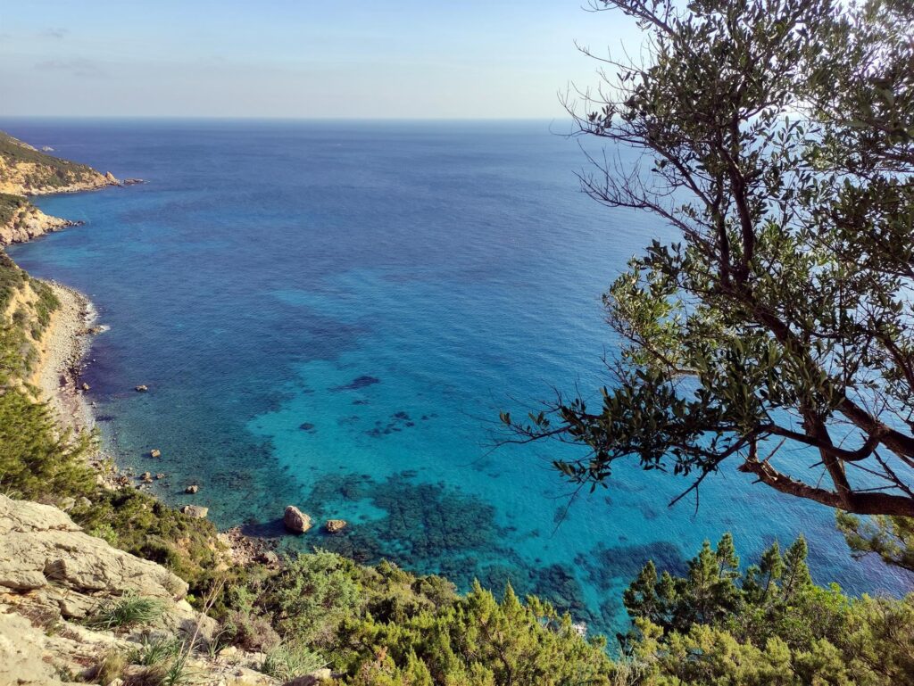 la costa di Baunei ai nostri piedi, con un mare che... che ve lo dico a fare!