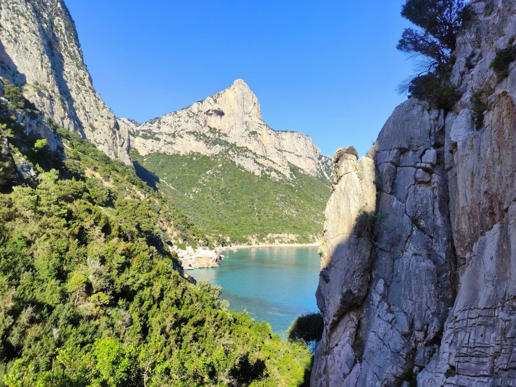 scorcio dal parcheggio, verso la Punta Giradili, a destra le pareti della falesia: promette bene!