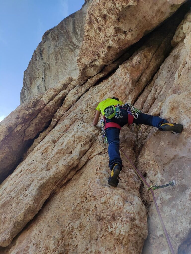 proseguendo verso destra rispetto alla grotta c&#039;è un settore con roccia decisamente migliore