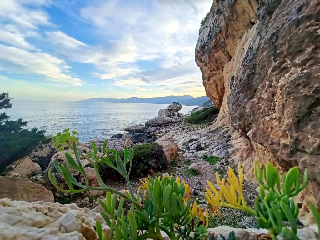 guardando verso Cala Gonone, i colori della sera