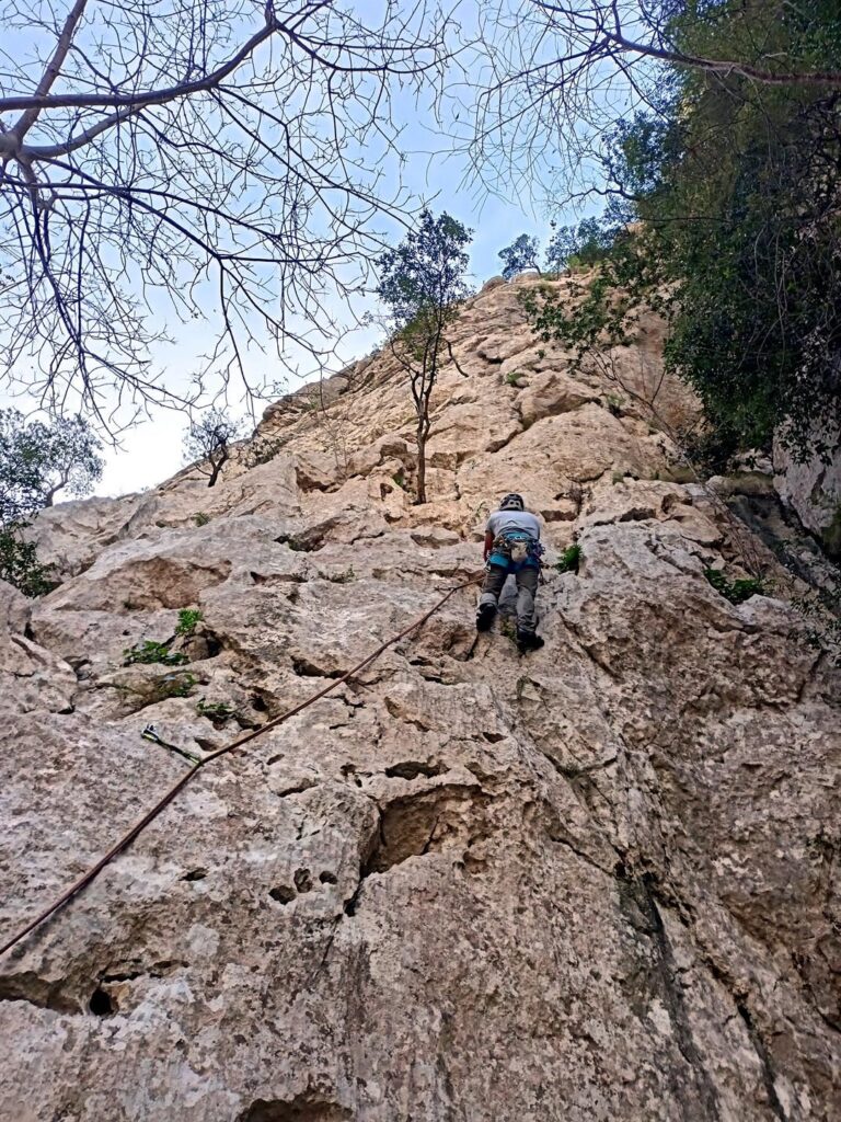 Gabri all'inizio di questo viaggio di 37 metri, su calcare... spettacolo!