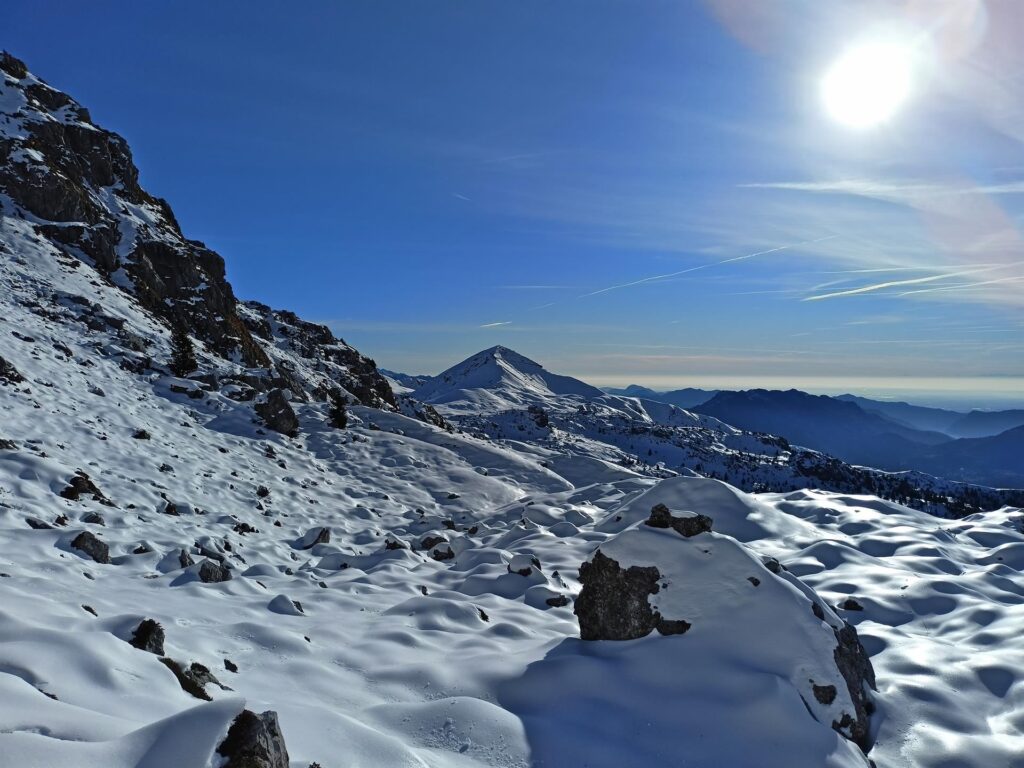 gobboni di rocce e mughi sepolti dalla - poca - neve