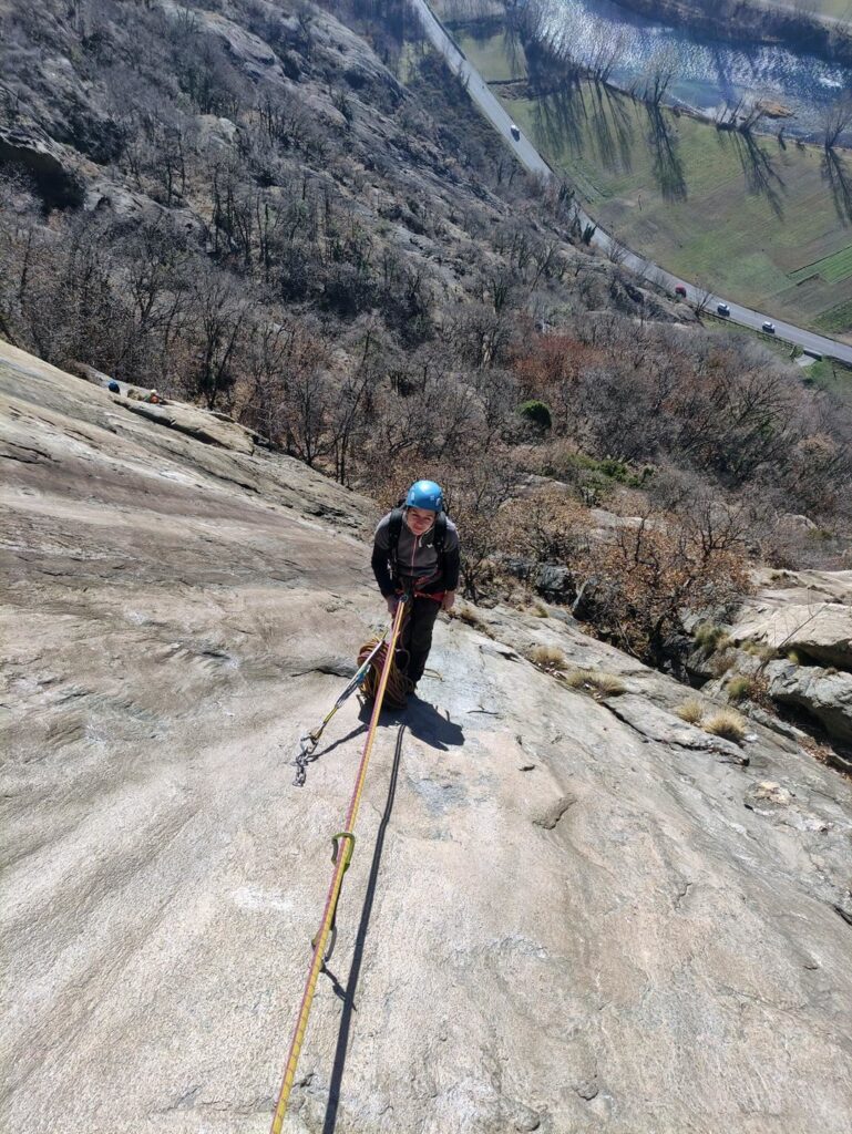 sosta del primo tiro della via: sopra la placca è liscissima e praticamente senza nulla, i piedi parecchio scivolosi