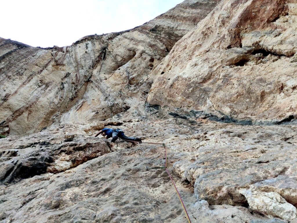 bellissime formazioni rocciose, strapiombanti nella parte soprastante