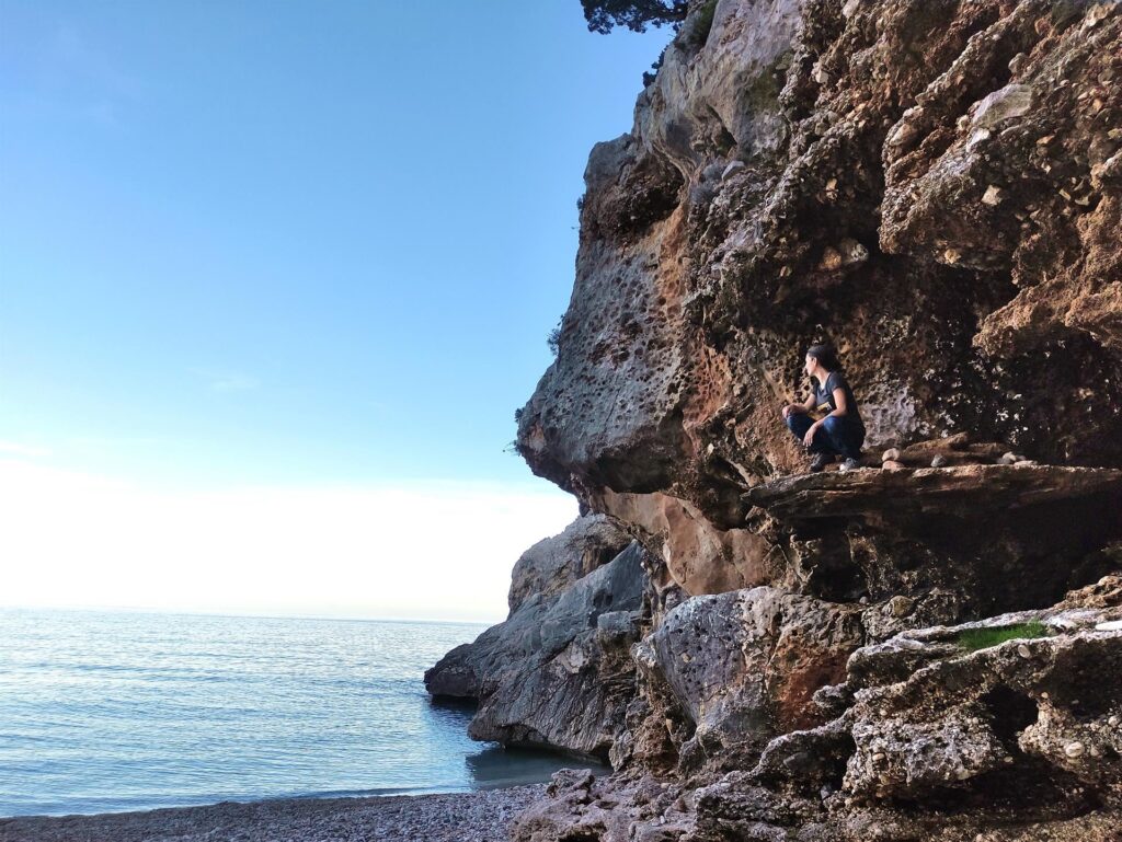 formazioni assurde anche sulla spiaggia, con grottine e funghi di pietra