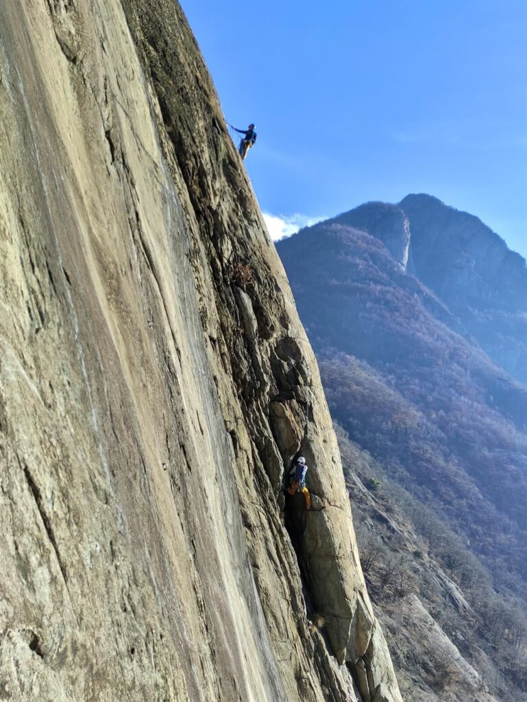 di fianco a noi una serie di cordate sono occupate su Tike Saab