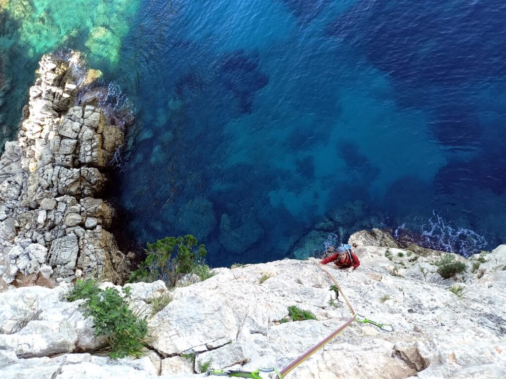 il secondo tiro, verticale e su roccia ottima, ma anche molto esposto