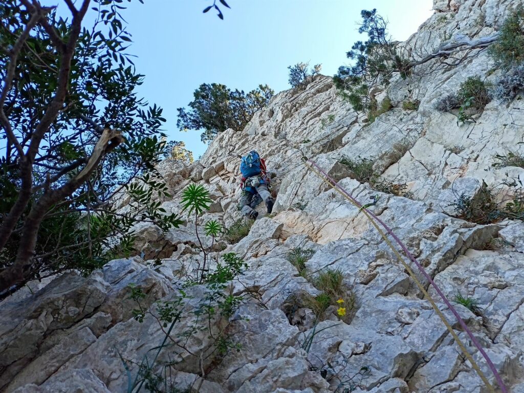 ultimo tiro, facile ma prestare attenzione perchè la roccia è molto delicata