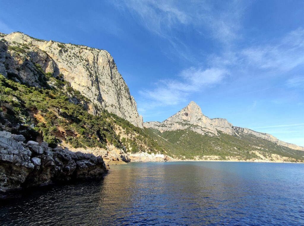 il panorama che si gode all'attacco della via: a sinistra la punta Su Mulone, mentre quella a destra dovrebbe essere la Punta Giràdili