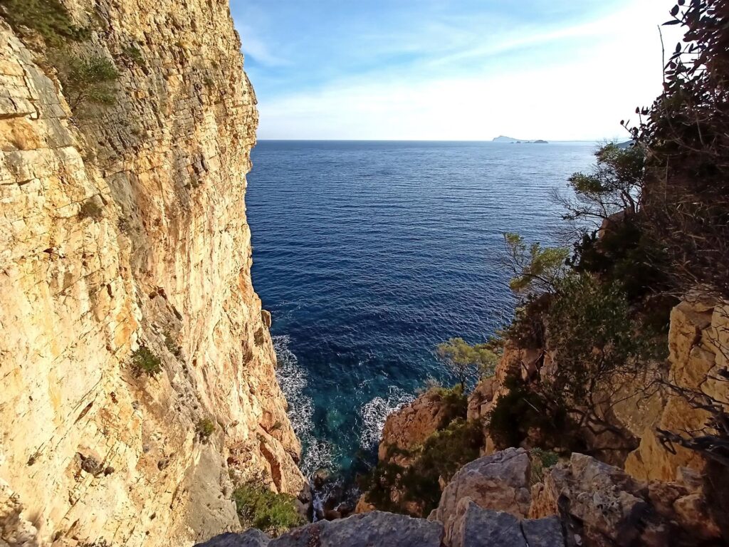 scendendo si può osservare il versante sud della Pedra Longa