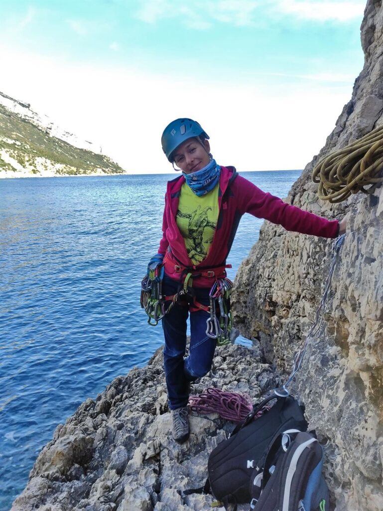 all&#039;attacco della via, sulla comoda cengia rocciosa a pochi passi dal mare