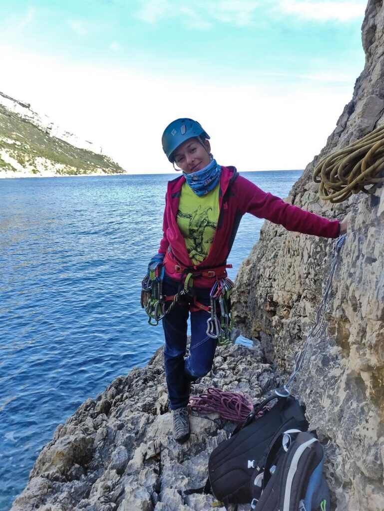 all'attacco della via, sulla comoda cengia rocciosa a pochi passi dal mare