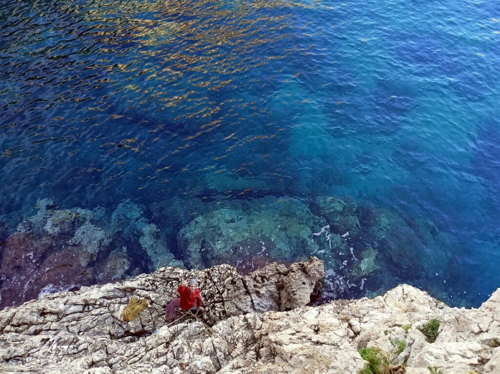 gli incredibili colori del mare, che ci faranno da cornice per tutta l'arrampicata