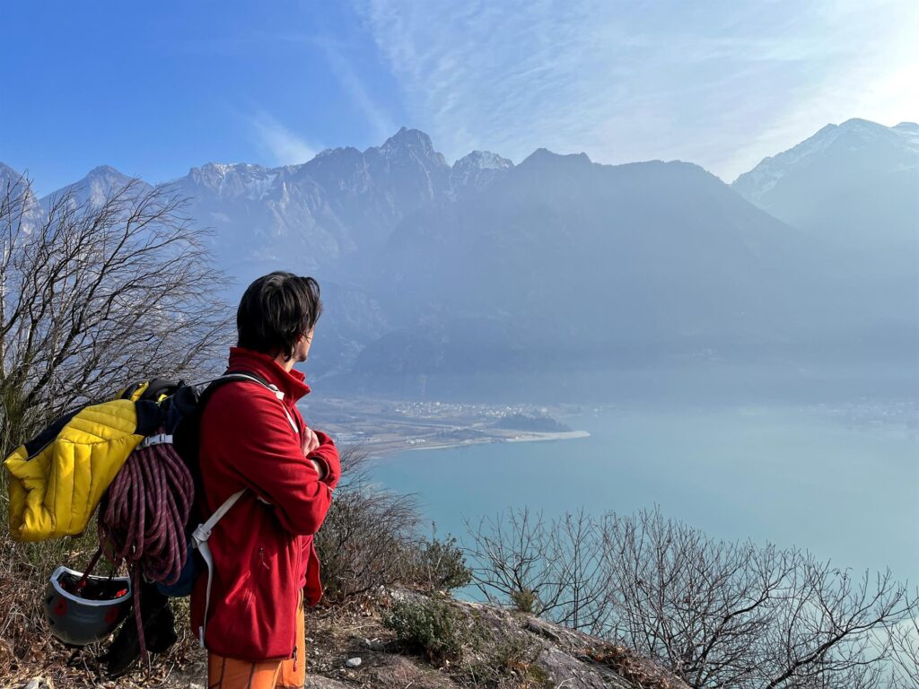 La bella vista del lago di Novate Mezzola e delle montagne lungo il sentiero di avvicinamento