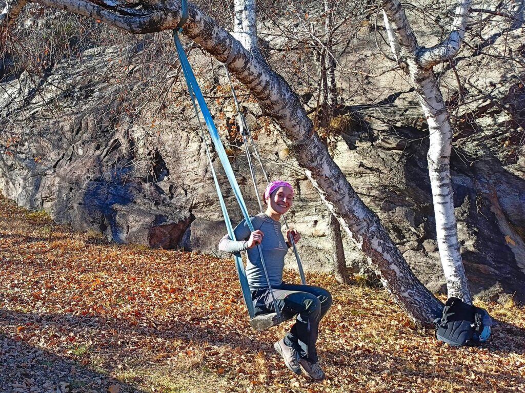 la bambina Erica sull'altalena