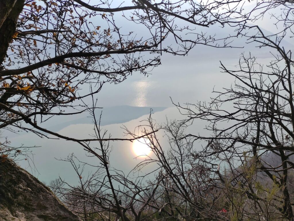 La vista del lago con la leggera foschia del mattino