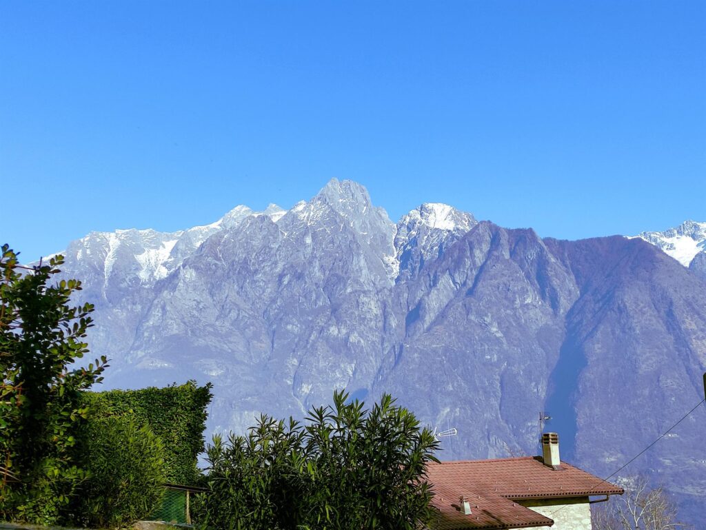 La bella vista del Sasso Manduino da Albonico