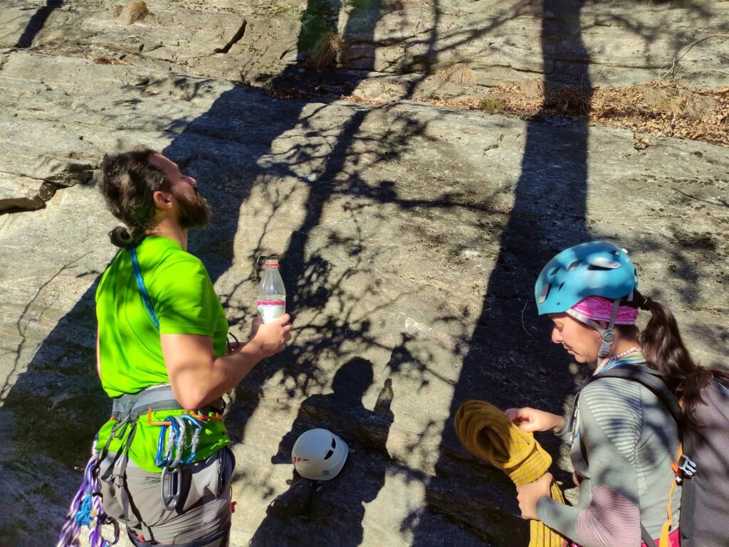 dopo vari zig zag tra gli alberi abbattuti ci riaccostiamo alle pareti, trovando la scritta R.S. alla base della via