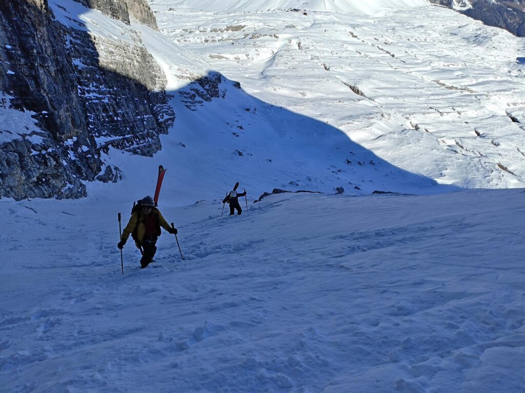 Qui siamo sui 35 gradi. La neve è quasi sempre portante tranne in qualche punto dove si sprofonda