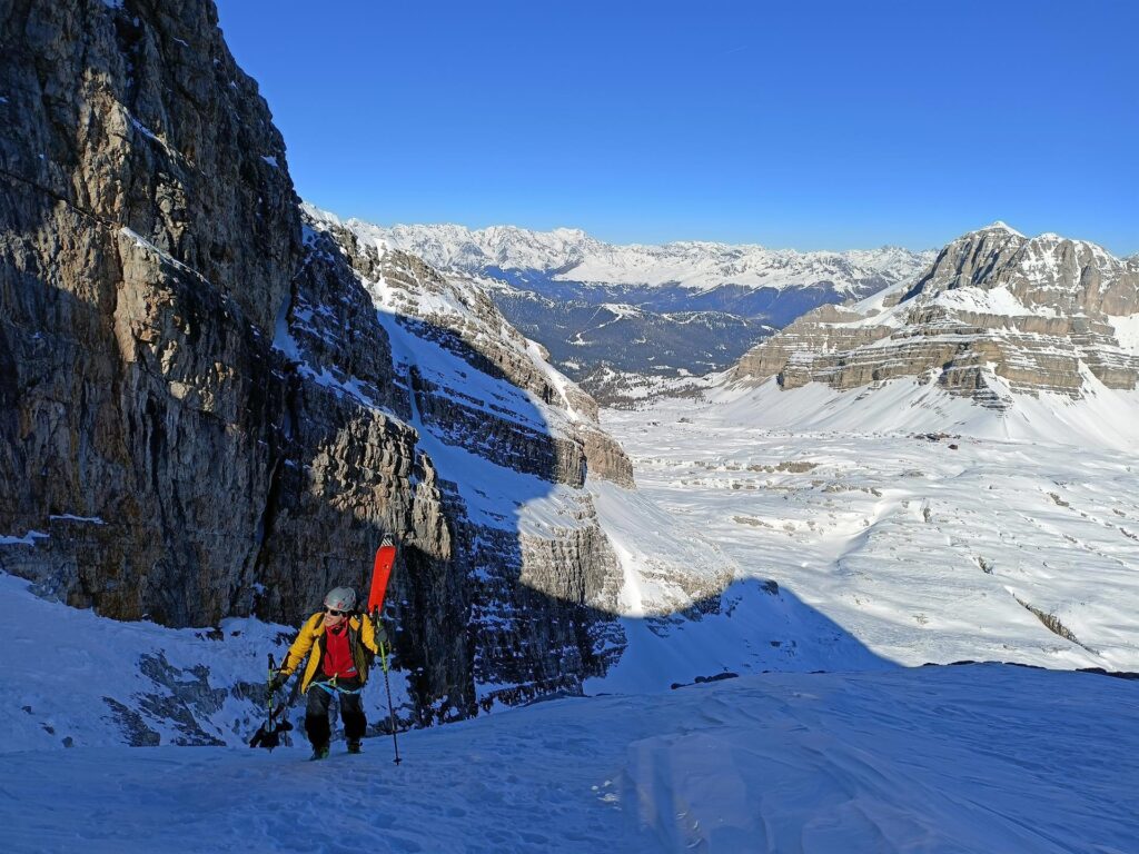 Gab in uscita dal primo muro e sullo sfondo a destra la Pietra Grande