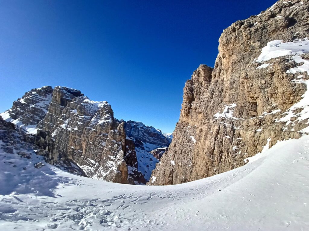 Dopo un altro strappetto si raggiunge la sella da cui si può ammirare la Cima Falkner subito dietro