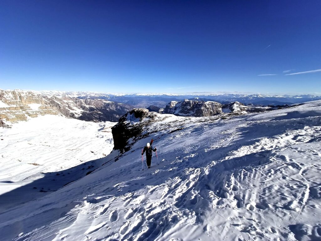 Andre in arrivo alla sella di Cima Grostè