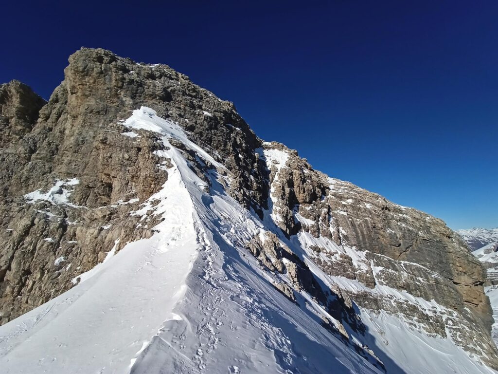 Dalla sella bisogna puntare a quella stretta rampa nevosa che con tratti alpinistici conduce in vetta