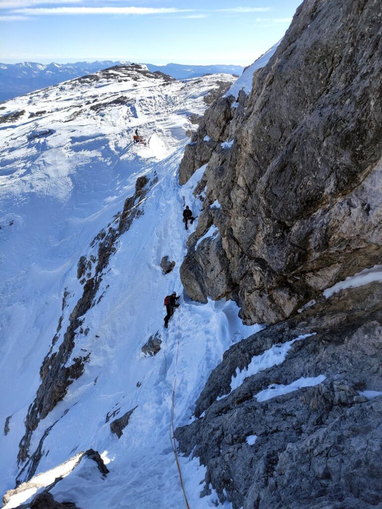 Erica e Andrea impegnati nel tratto di traverso esposto che porta all'attacco del tratto alpinistico