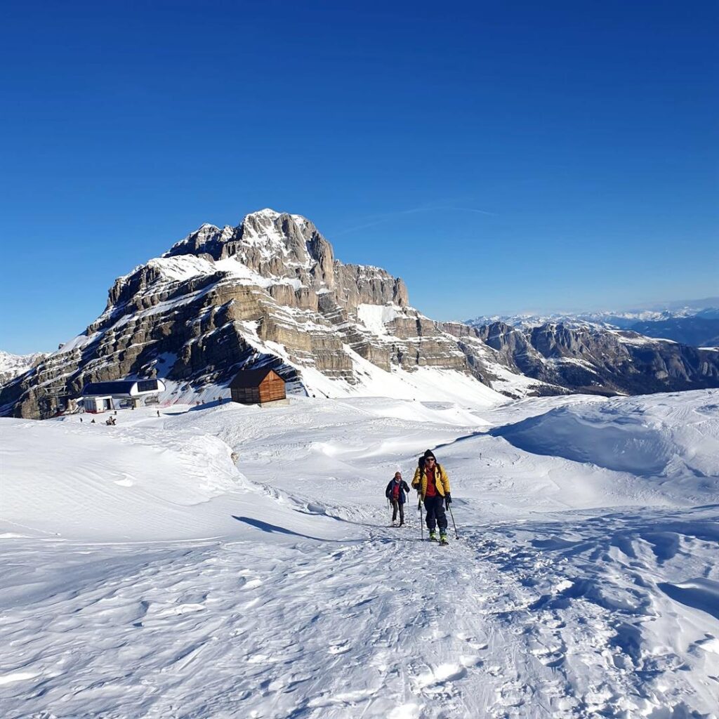 Dal termine degli impianti si segue la traccia dietro l'ultima casetta, la stessa della Cima Roma