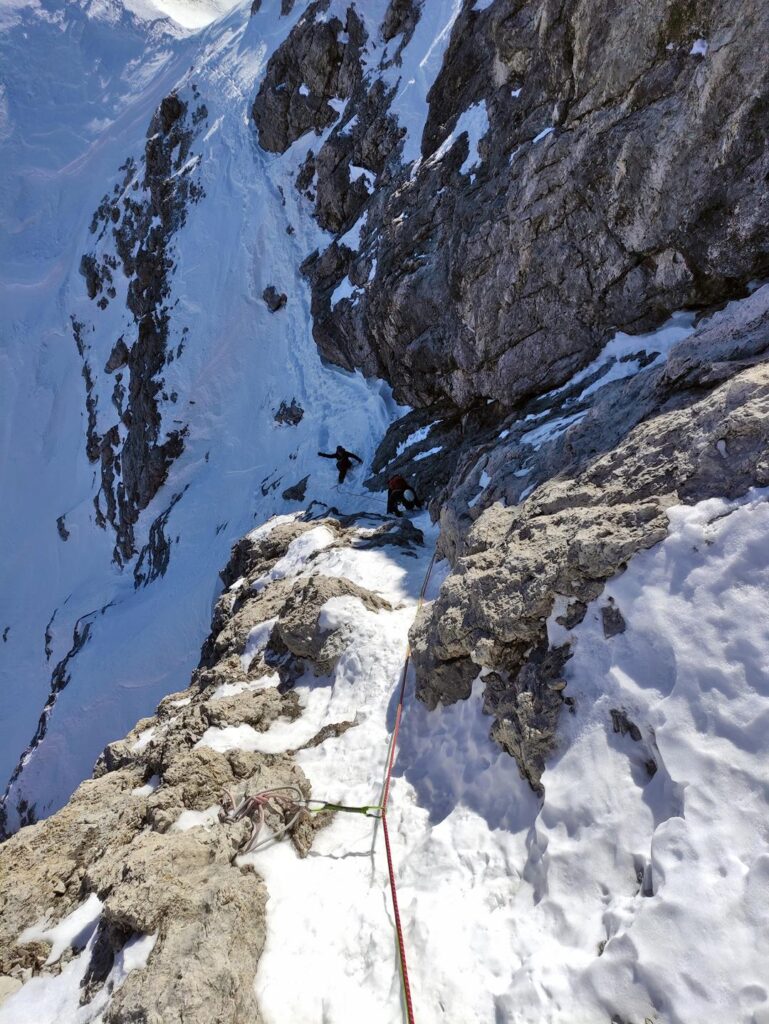 Foto verso il basso dalla prima sosta. Il tratto di arrampicata è sui 55-60 gradi e II+ di misto circa