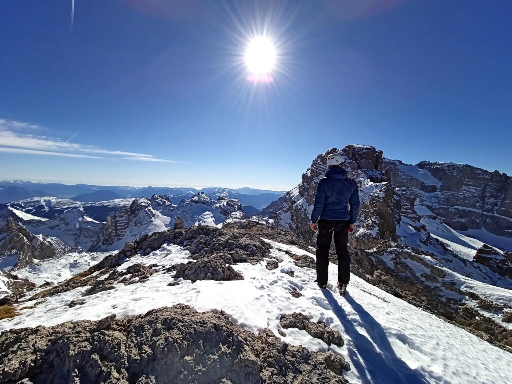 Andre si gode la spettacolare vista dalla cima guardando verso la Falkner e la Brenta