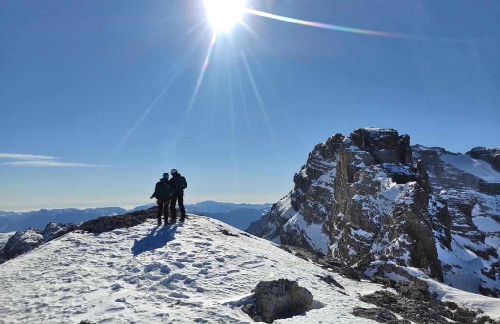 Erica e Andre guardano il paesaggio dalla cima