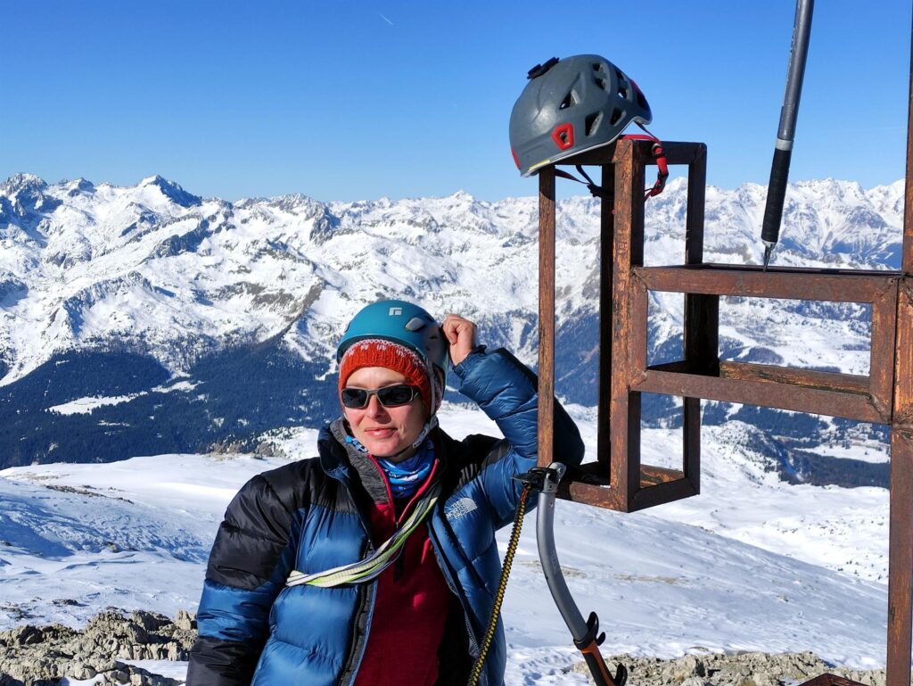 Erica con la croce di vetta attrezzata a festa