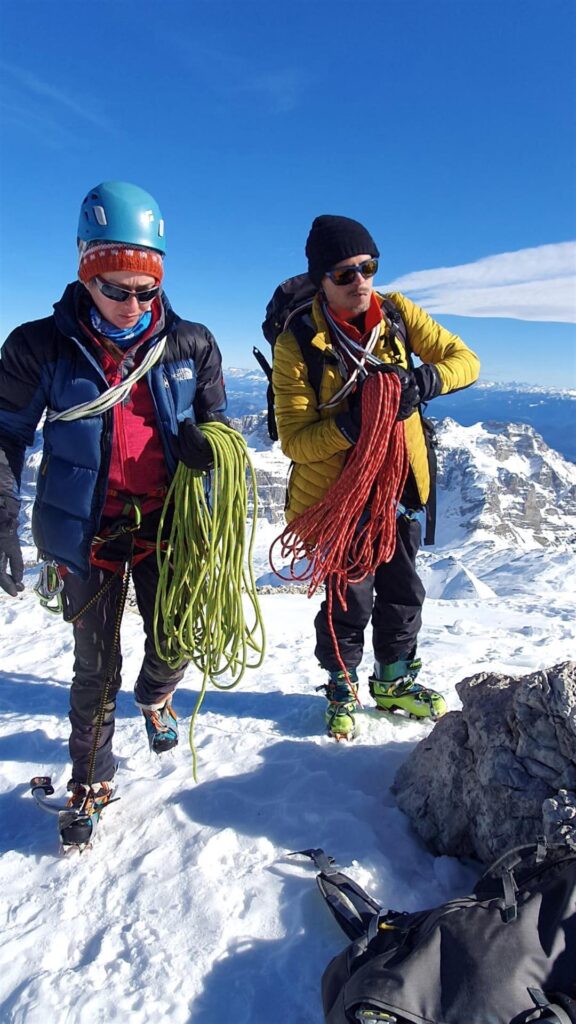 Dopo una ventina di minuti di cazzeggio prepariamo le corde per le calate