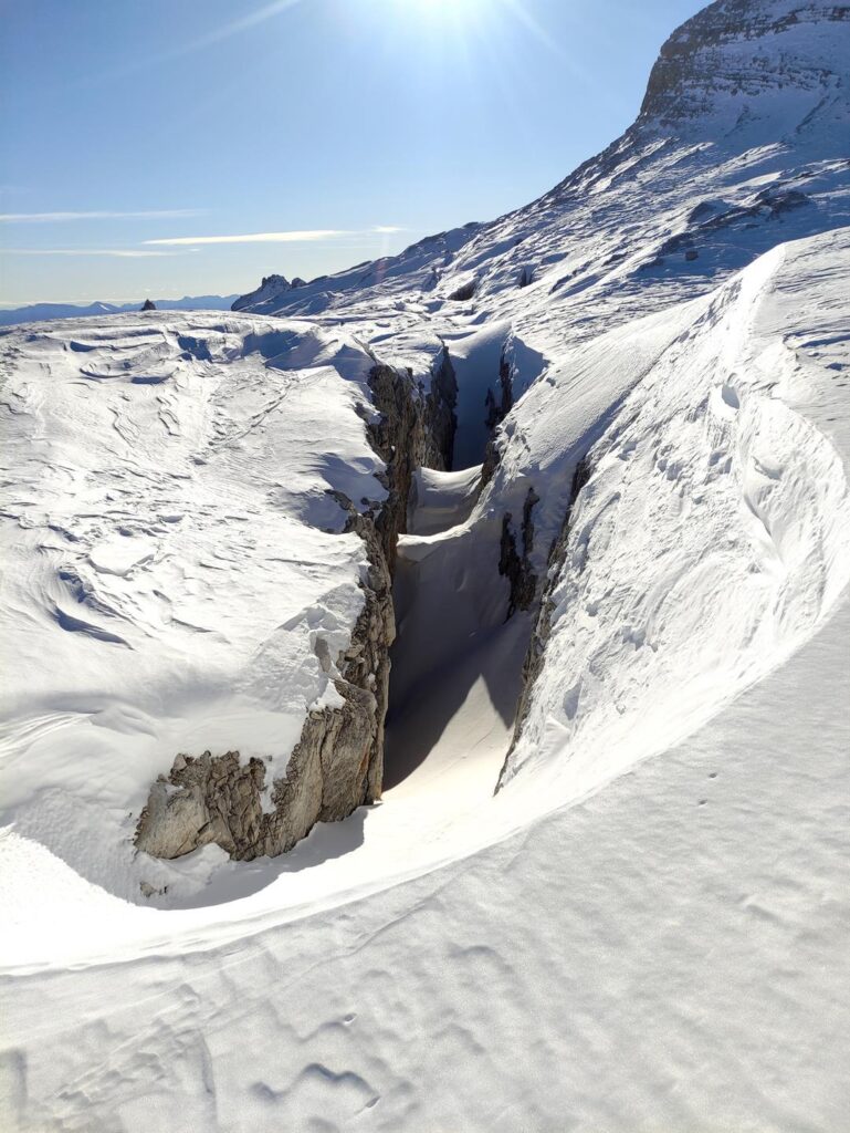 Durante l'avvicinamento bisogna aggirare qualche bel bucone. Attenzione in caso di tanta neve, potrebbe non vedersi