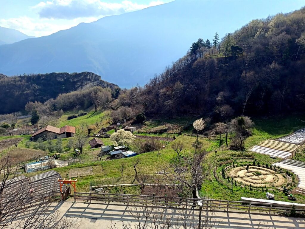 vista dalla Chiesa di San Giorgio: il cerchio che vedete sotto è probabilmente un esempio di permacoltura