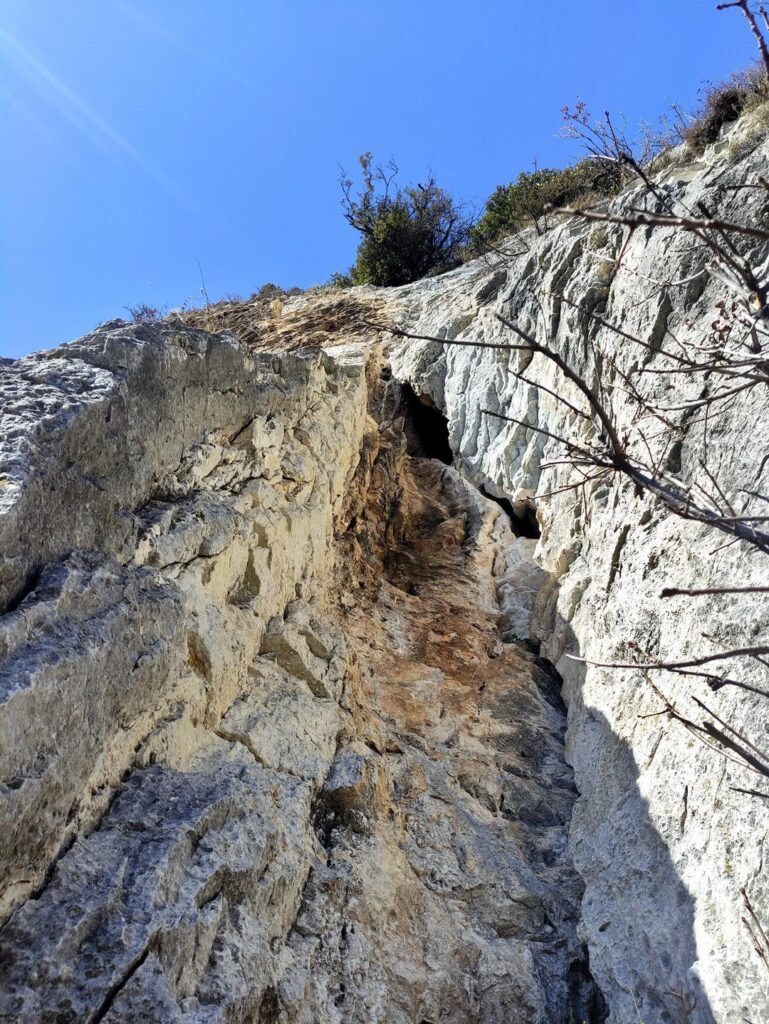 Lo splendido diedro - camino del terzo tiro visto da sotto